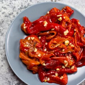 Ensalada de pimientos asados enteros con ajo y aliño suave