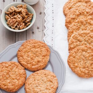 Galletas caseras de avena con nueces peladas sobre bandeja