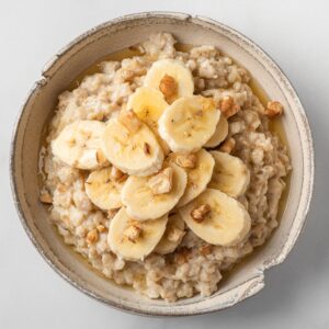 Porridge con plátano en rodajas y nueces peladas troceadas