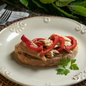 Tosta de atún con tiras de pimientos asados enteros